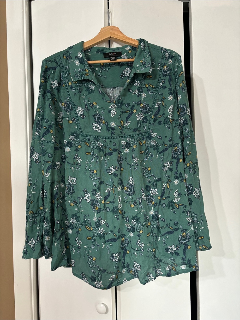 Style & co Green Floral collared Split-Neck Peasant Top